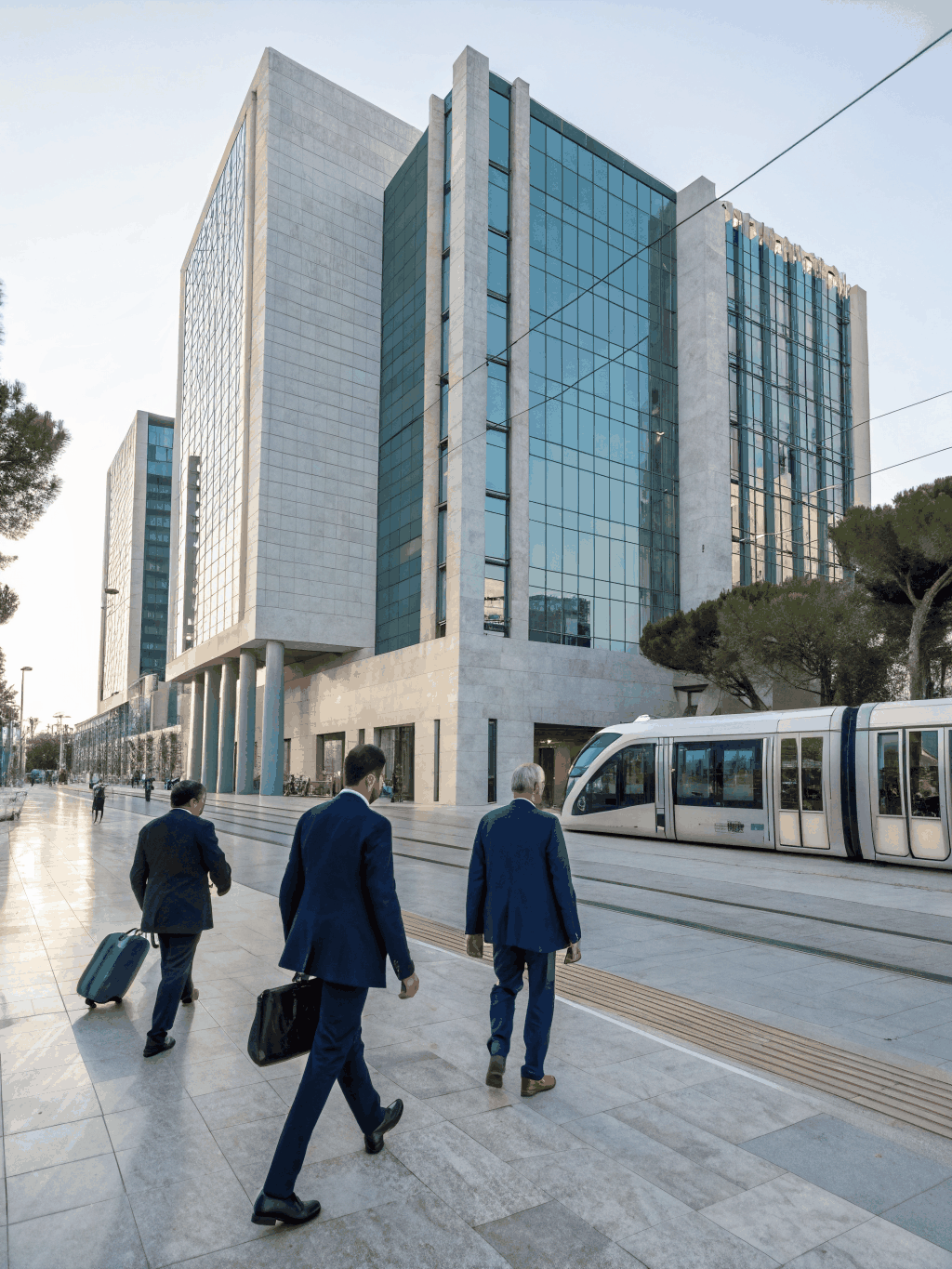 Ndërtesa e Bankës së Shqipërisë dhe sheshi qendror në Tiranë në mëngjes